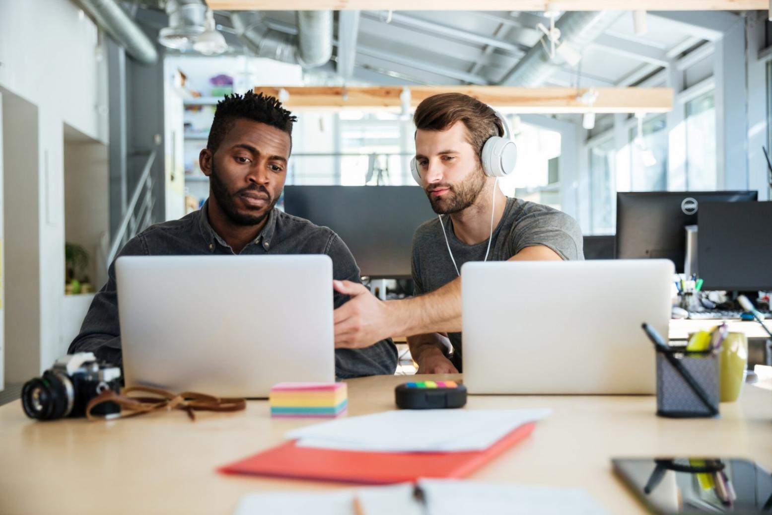 Profesionales colaborando en estrategias financieras